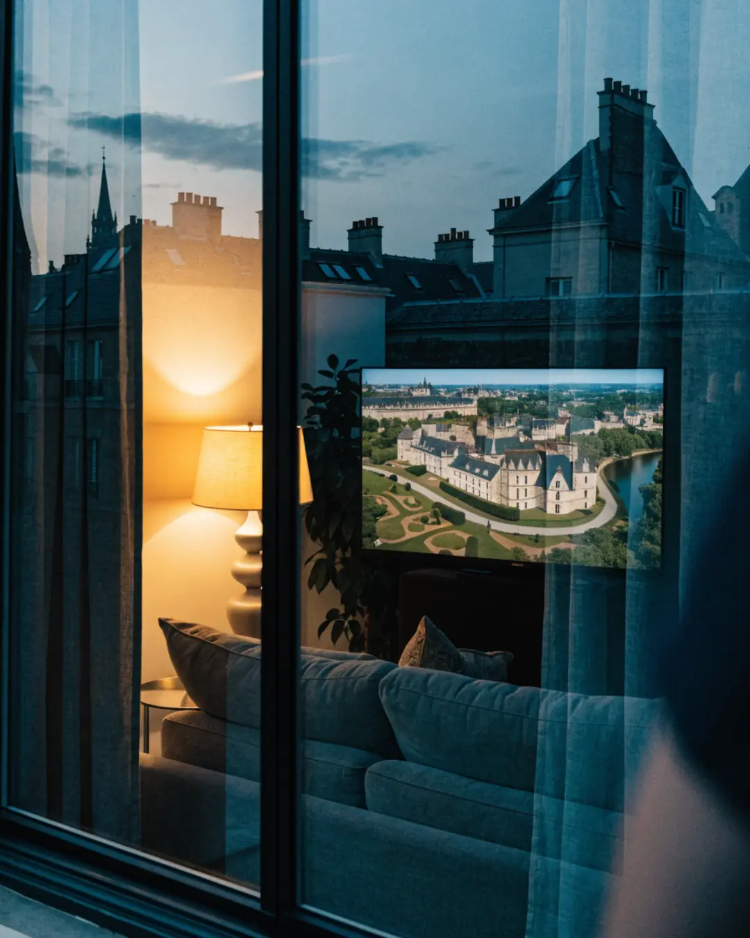 Un couple regarde la télévision en direct sur grand écran dans son salon